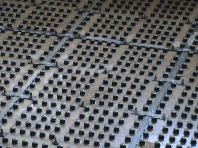 صفحات تصفیه آب از جنس بتن پلیمری نصب شده در حوضچه آب - بتن پلاست