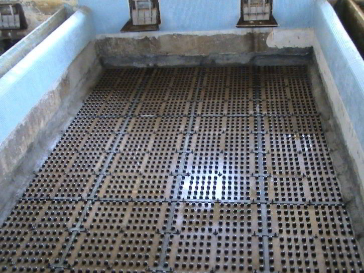 صفحات تصفیه آب از جنس بتن پلیمری نصب شده در حوضچه آب